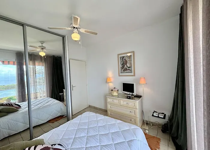 2 Pieces Le Versailles Sanguinaires Apartment *